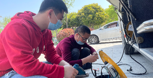 304.cam永利正能量:职工抢修献血车,好人好事成风景!