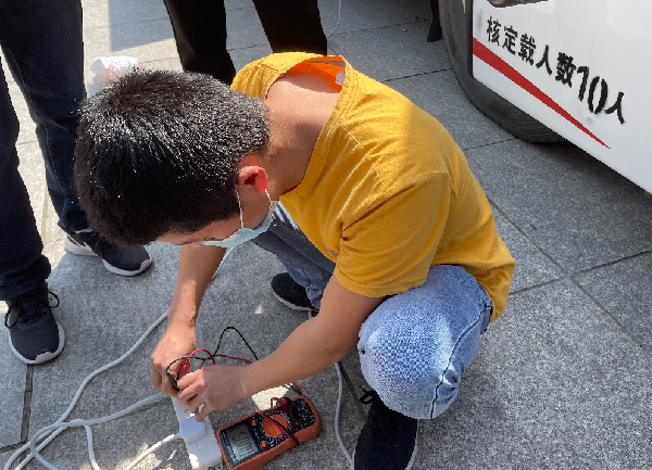 304.cam永利正能量：职工抢修献血车，好人好事成风景！