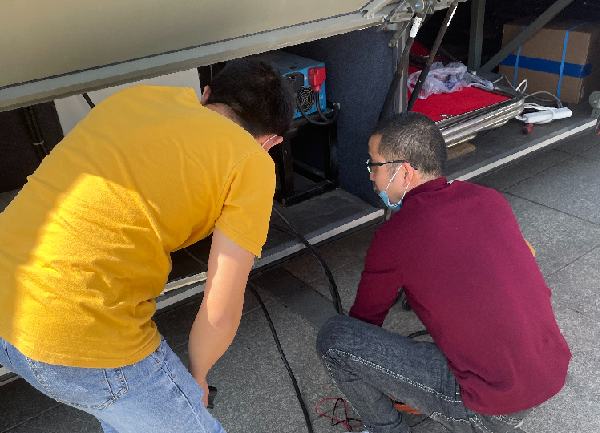 304.cam永利正能量：职工抢修献血车，好人好事成风景！