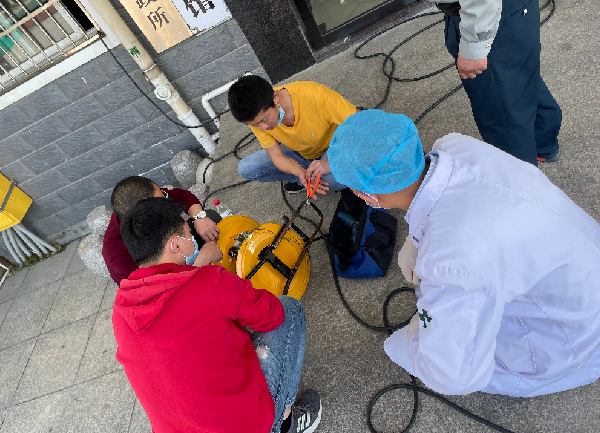 304.cam永利正能量：职工抢修献血车，好人好事成风景！